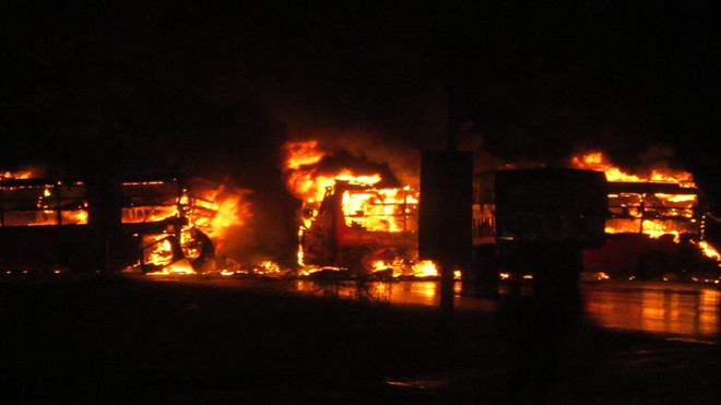 Hai xe khách cháy nghi ngút sau vụ tai nạn.