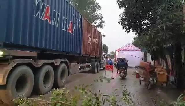 Video: Rạp cưới dựng giữa quốc lộ, xe ben, xe tải vun vút lao qua