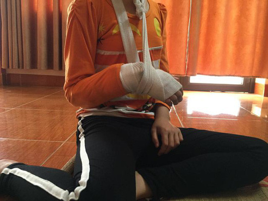 Cháu V.N.Q. bị rạn xương tay phải khi Nguyễn Trọng Trình thực hiện hành vi xâm hại tình dục