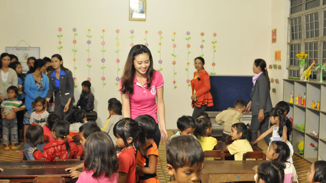 Người đẹp mang nước sạch, ánh sáng về buôn làng