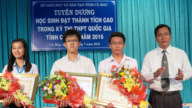 Học sinh đạt thủ khoa, á khoa và học sinh vượt khó đạt điểm cao.