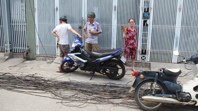 Bị ngắt điện cục bộ, người dân oằn mình dưới nắng nóng