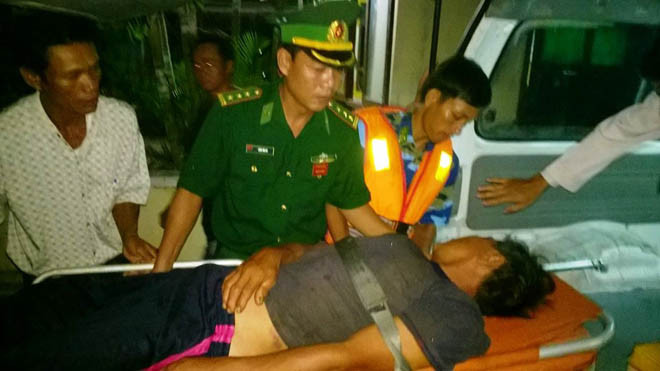 Đưa ngư dân bị tai biến vào bờ