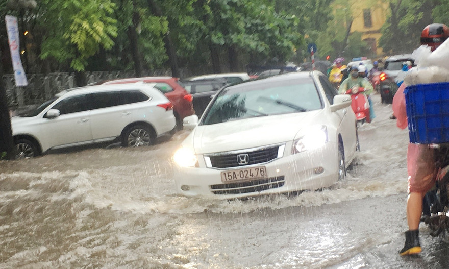 Phố Trần Bình Trọng một trong những điểm ngập mới trong chiều tối 19/6. Ảnh: Anh Trọng.