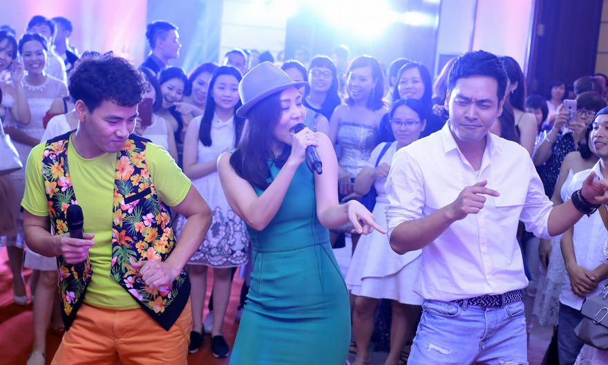 Xuân Bắc, MC Phan Anh hào hứng múa phụ hoạ cho Thu Minh