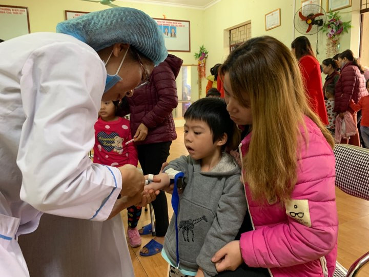 Trẻ lấy máu xét nghiệm tại Bắc Ninh. Ảnh: Nguyễn Hà