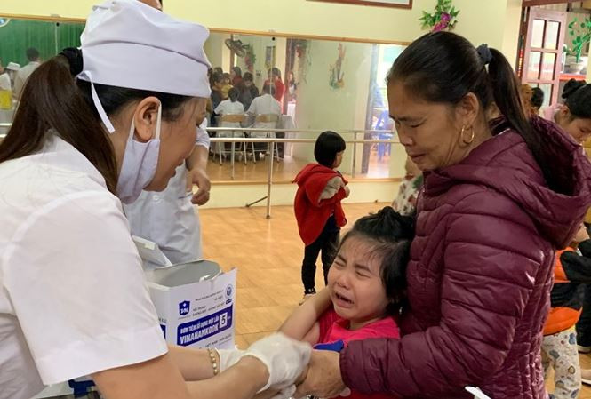 Trẻ 'sợ hãi' khi lấy máu xét nghiệm tại chỗ. Ảnh: Nguyễn Hà 