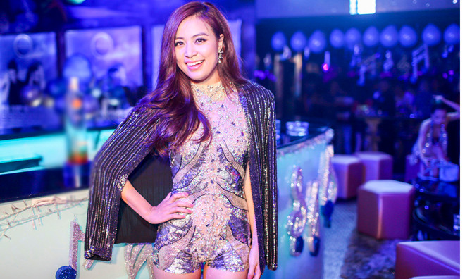 Hoàng Thùy Linh gợi cảm bất chấp gió lạnh đầu mùa