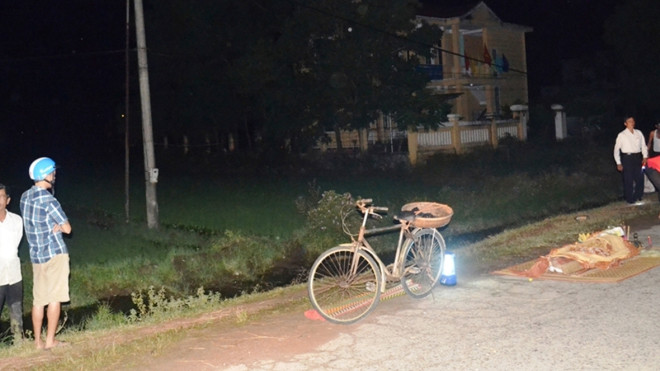 Hiện trường vụ nông dân chết bất thường bên trụ điện. Ảnh: Ngọc Văn 