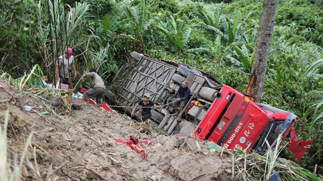 Chiếc xe vẫn nằm dưới vực sâu.