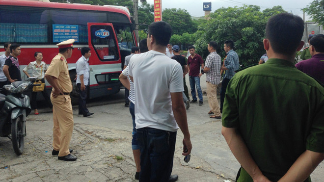 Công an dẫn giải các con bạc. 