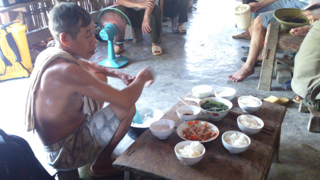 Ông Lý Văn Bình bên mâm cơm thiếu vắng các con và cháu. Ảnh: Tuấn Nguyễn