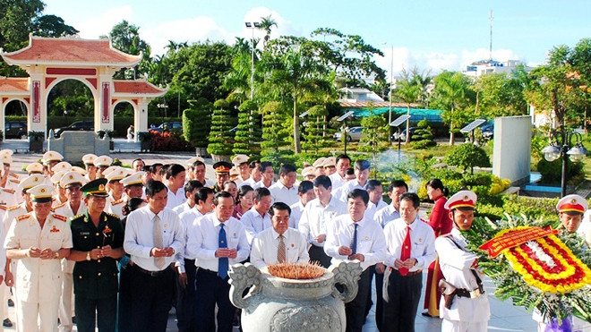 Dâng hương Chủ tịch Hồ Chí Minh tại khu tưởng niệm Bác Hồ