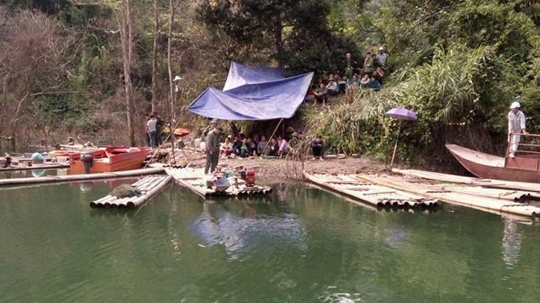 Lực lượng chức năng tổ chức tìm kiếm tung tích những người xấu số. Ảnh: TĐ