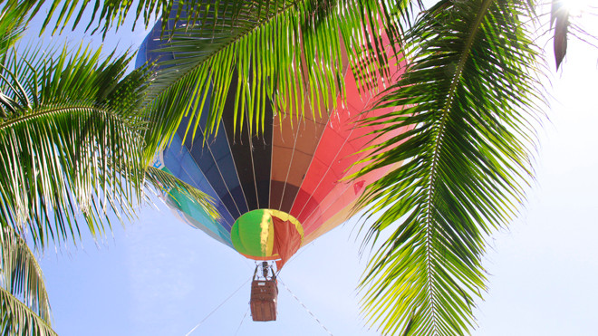 Đến Đà Nẵng thưởng ngoạn pháo hoa, du khách còn được xem những màn trình diễn độc đáo của khinh khí cầu. Ảnh: Thanh Trần.