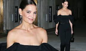 Katie Holmes mặc trễ nải, trẻ trung sành điệu như một fashionista trên phố