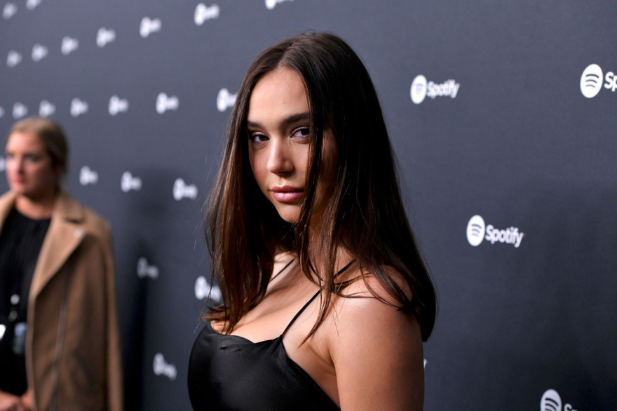 Alexis Ren phô ngực 'khủng' khiến người nhìn đỏ mặt