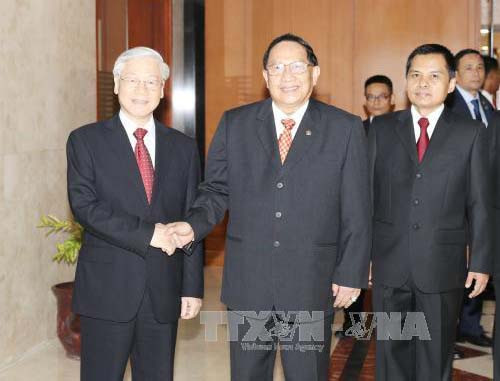 Tổng Bí thư Nguyễn Phú Trọng hội kiến với Phó Chủ tịch Hội đồng Hiệp thương Nhân dân Indonesia Evert Ernest Mangin Dan và Phó Chủ tịch Hội đồng Hiệp thương Nhân dân Indonesia Hidayat Nur Wahid. Ảnh: Trí Dũng/TTXVN