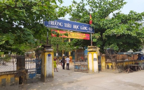 Nhiều phụ huynh và học sinh tại trường tiểu học Lăng Cô (thị trấn Lăng Cô, huyện Phú Lộc, tỉnh Thừa Thiên Huế) hoang mang khi nhiều học sinh bị người phụ nữ giả dạng phụ huynh vào sờ cổ, giật dây chuyền.