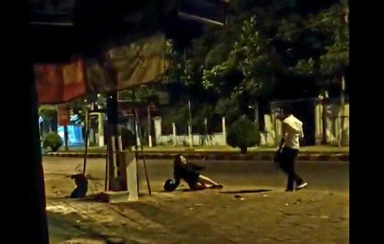 Cô gái bị đánh, kêu cứu trên phố nhưng không ai dám can ngăn hay cứu giúp. (Ảnh cắt từ clip).