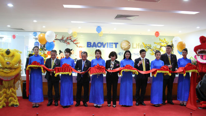 Bà Thân Hiền Anh (giữa), Thành viên HĐQT Tập đoàn Bảo Việt, Chủ tịch Hội đồng thành viên Tổng Cty Bảo Việt Nhân thọ cắt băng khai trương Công ty Bảo Việt Nhân thọ Tràng An