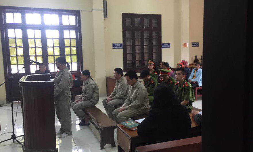 Các bị cáo ra toà lĩnh án.