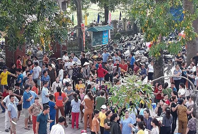 Phụ huynh đứng kín sân trường đòi hiệu trưởng nhà trường có câu trả lời thỏa đáng. Ảnh: Đ.H