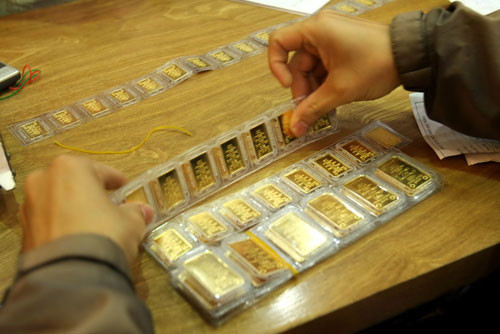 Vàng trong nước tụt dốc, USD thăng hoa