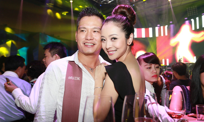 Jennifer Phạm tình tứ ôm chặt ông xã.