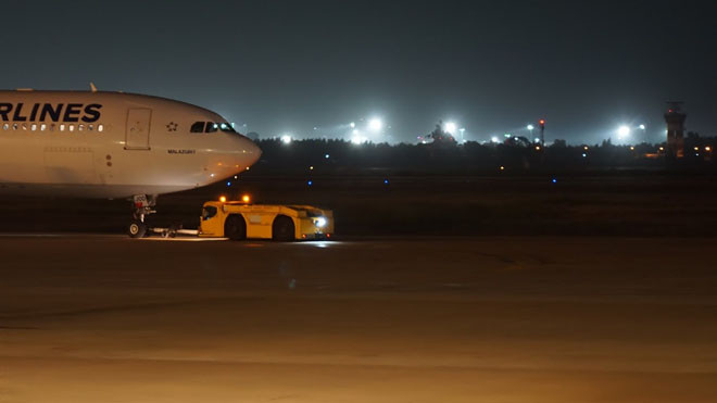 Bên trong Sân bay Tân Sơn Nhất, khu vực đèn sáng phía sau là sân golf. Ảnh: Sỹ Lực