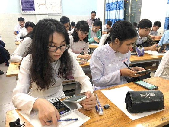 Học sinh lớp 12 Trường THPT Trần Hữu Trang (quận 5) tham gia bài thi trực tuyến giữa kỳ môn Toán. Ảnh: Internet