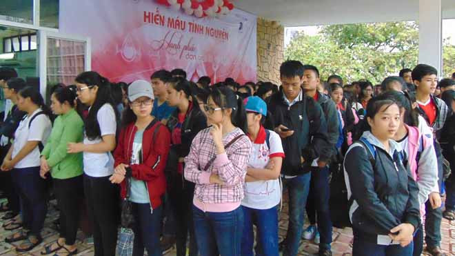 Các bạn sinh viên đến từ sớm để đợi đăng kí hiến máu