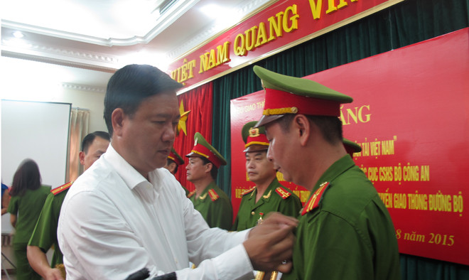 Bộ trưởng Đinh La Thăng trao tặng kỷ niệm chương cho các cá nhân thuộc C45.