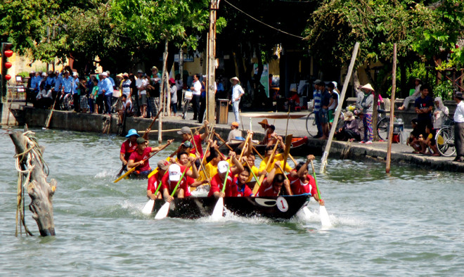 Các thuyền đua nỗ lực hết mình để giành chiến thắng 