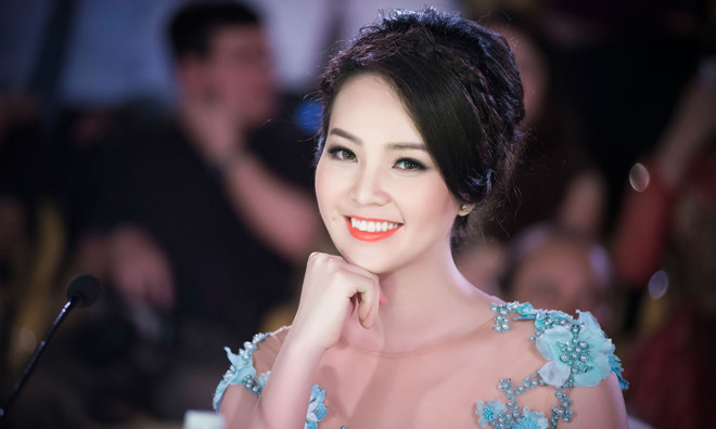 Á hậu Thụy Vân gợi cảm trên ghế giám khảo