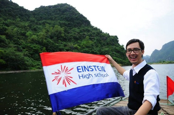 Thầy Đào Tuấn Đạt - Hiệu trưởng Trường Anhxtanh với ý tưởng muốn nhận nhiều phong bì ngày 20/11.