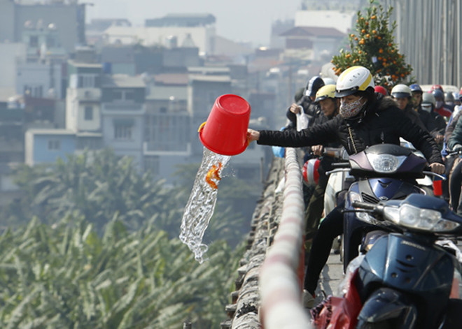 Người Hà Nội thả cá chép đỏ tiễn ông Táo về trời