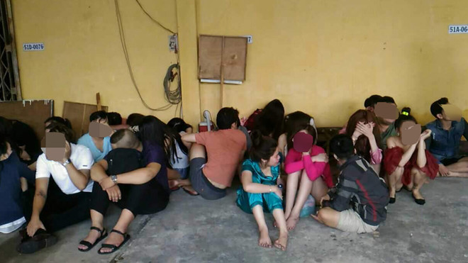 Công an đột kích khách sạn phát hiện hàng chục thanh niên nam nữ nghi sử dụng ma túy được đưa về trụ sở công an. 