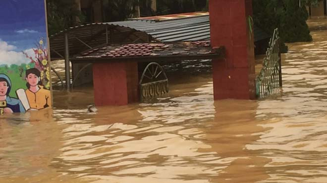 Lũ chia cắt Hương Khê, dân căng mình chống chọi