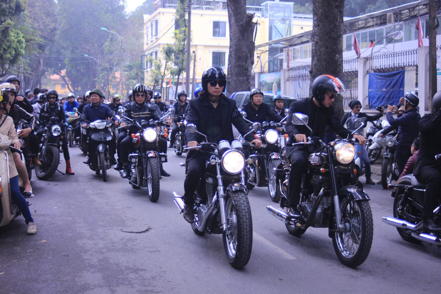 Thể theo nguyện vọng của Trần Lập và vợ, MC Anh Tuấn dẫn đầu đoàn mo-tô diễu hành đưa linh cữu Trần Lập về Công viên Nghĩa Trang Thiên Đức - Huyện Phù Ninh - Tỉnh Phú Thọ. Ảnh: Minh Hạnh. 