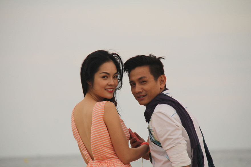 Dương Cẩm Lynh và nam diễn viên Đình Toàn tình tứ ở Pháp.