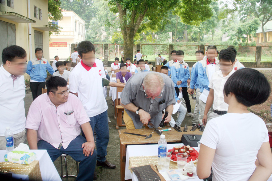 Ông Vũ Minh Tuân, TGĐ Công ty cổ phần đầu tư Huệ Tuân (áo đỏ) đang giữ hàng tỷ đồng của người lao động, sau đó bỏ trốn