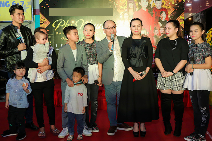 Con gái Phi Nhung lần đầu xuất hiện bên mẹ ở Việt Nam