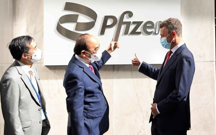 Chủ tịch nước Nguyễn Xuân Phúc đến thăm và làm việc tại Công ty Pfizer. Ảnh: TTXVN