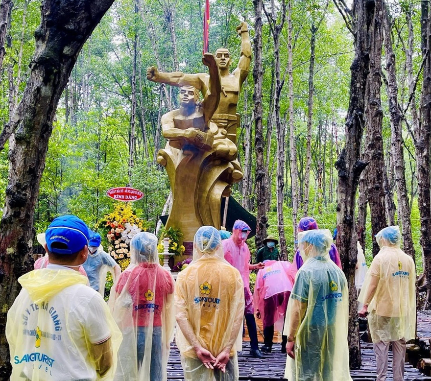 Các y, bác sĩ thăm tượng đài chiến sĩ đặc công tại Chiến khu Rừng Sác 