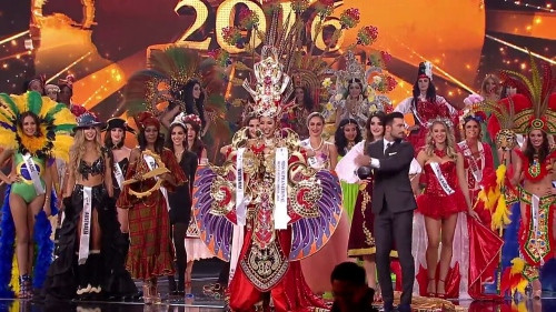 Khả Trang giành giải Trang phục dân tộc đẹp nhất.