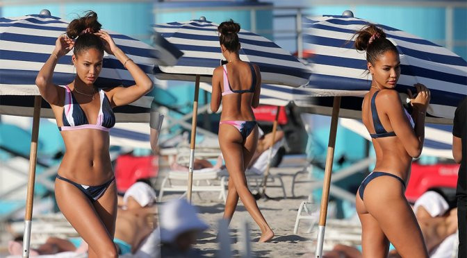 Joan Smalls khoe dáng đẹp như tượng ở bãi biển