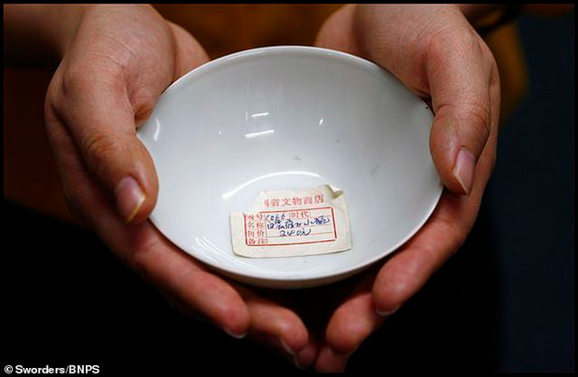 Chiếc bát sứ lưu niệm bất ngờ tăng giá 2.000 lần