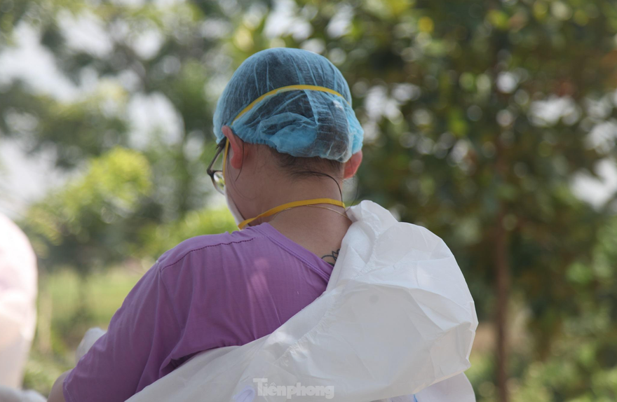 Tình nguyện viên chườm đá lạnh dưới cái nóng như đổ lửa tại tâm dịch Bắc Giang