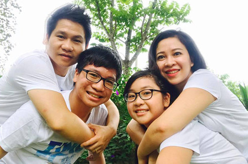 Vợ chồng Trọng Tấn bên con trai Tấn Đạt (16 tuổi) và con gái Thảo Nguyên (14 tuổi). Ảnh: TT.